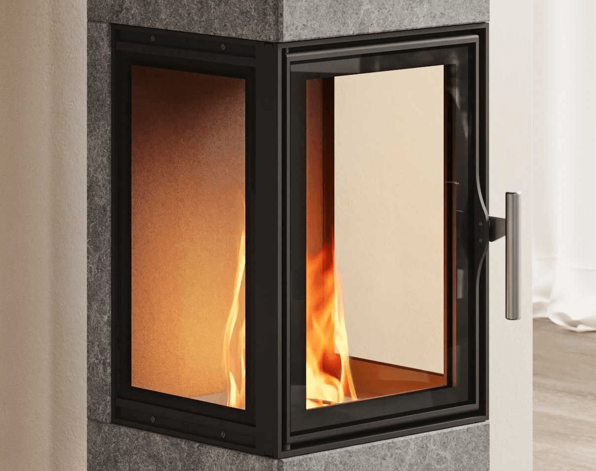 Primo piano del vetro nero essenziale con angolo vetrato di una stufa pietra ollare, con una vista nitida sul fuoco all'interno.
